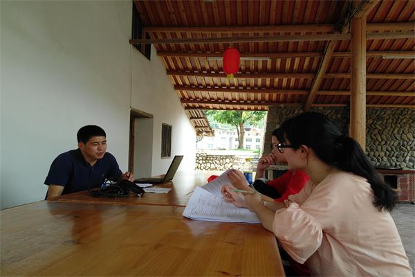 1.实践队成员与陈贤虎交流