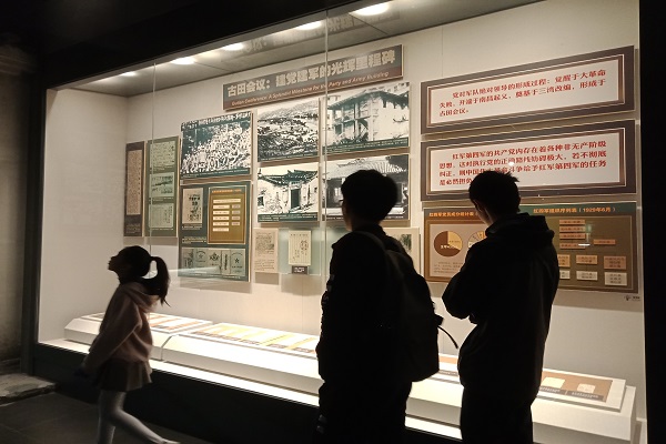 同学们在展览前驻足围观