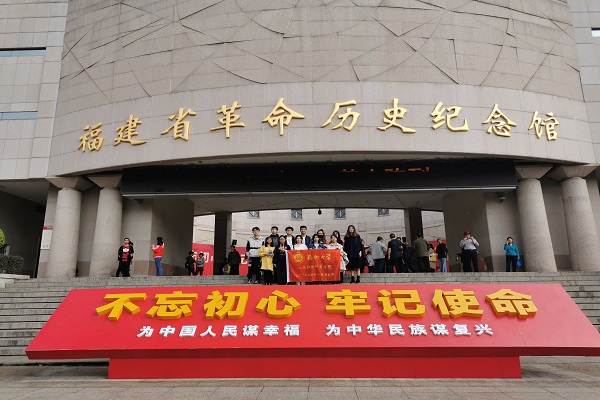 同学们在博物馆前合影