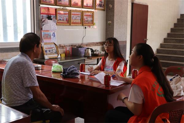 3.实践队成员与村庙管理人进行交谈