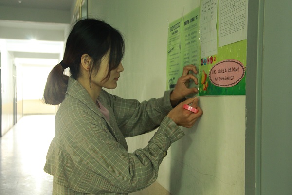 福大色情游戏
社工学子张贴海报与宣传单